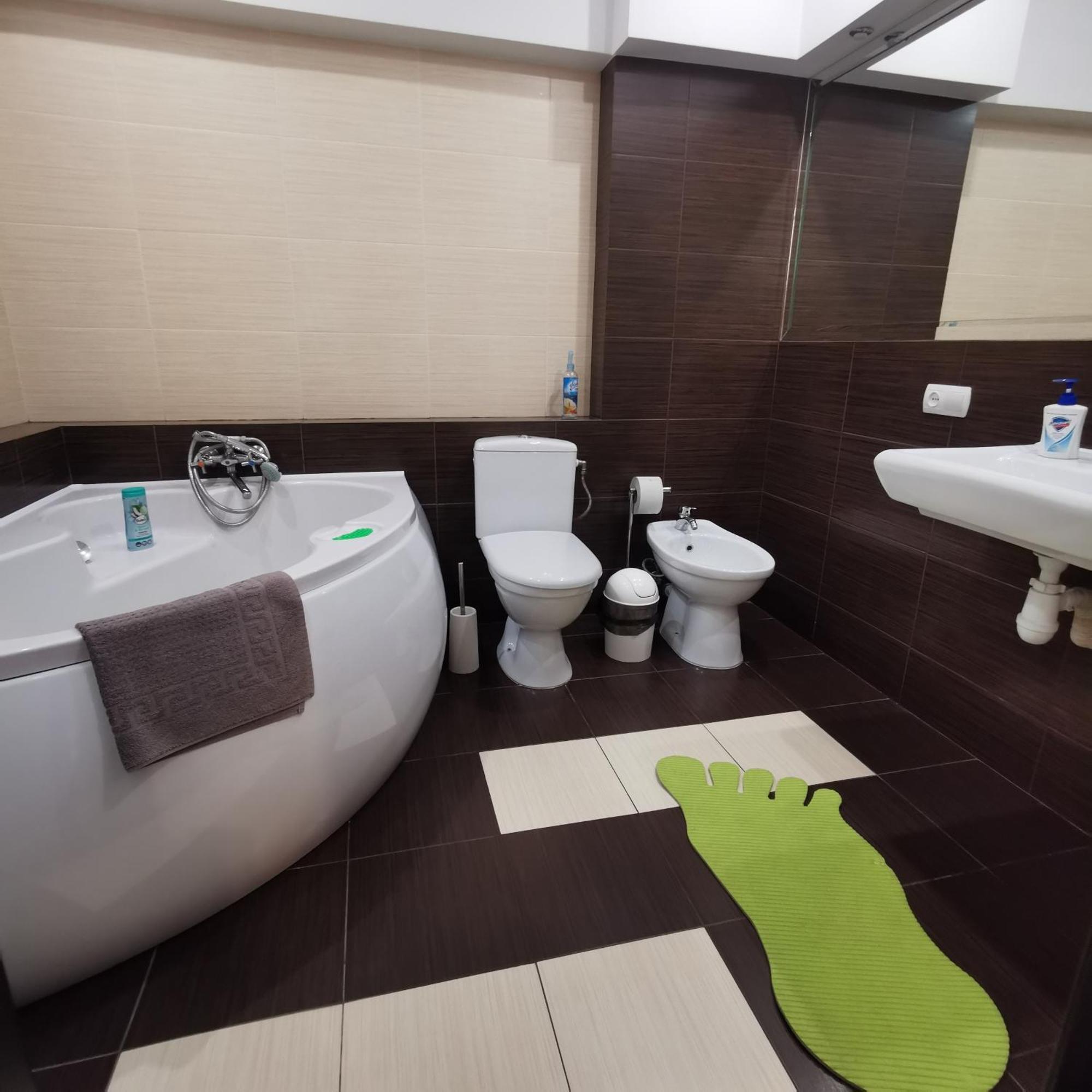 Big Apartment In Rivne Center מראה חיצוני תמונה