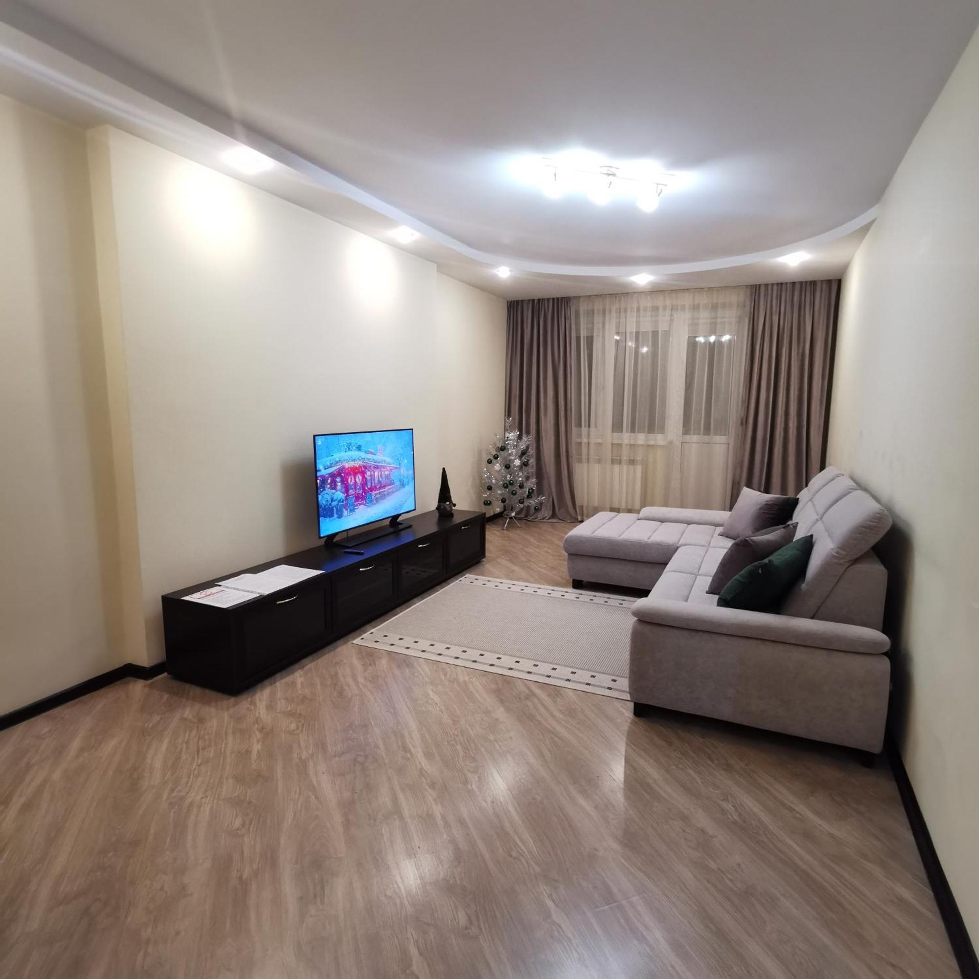Big Apartment In Rivne Center מראה חיצוני תמונה