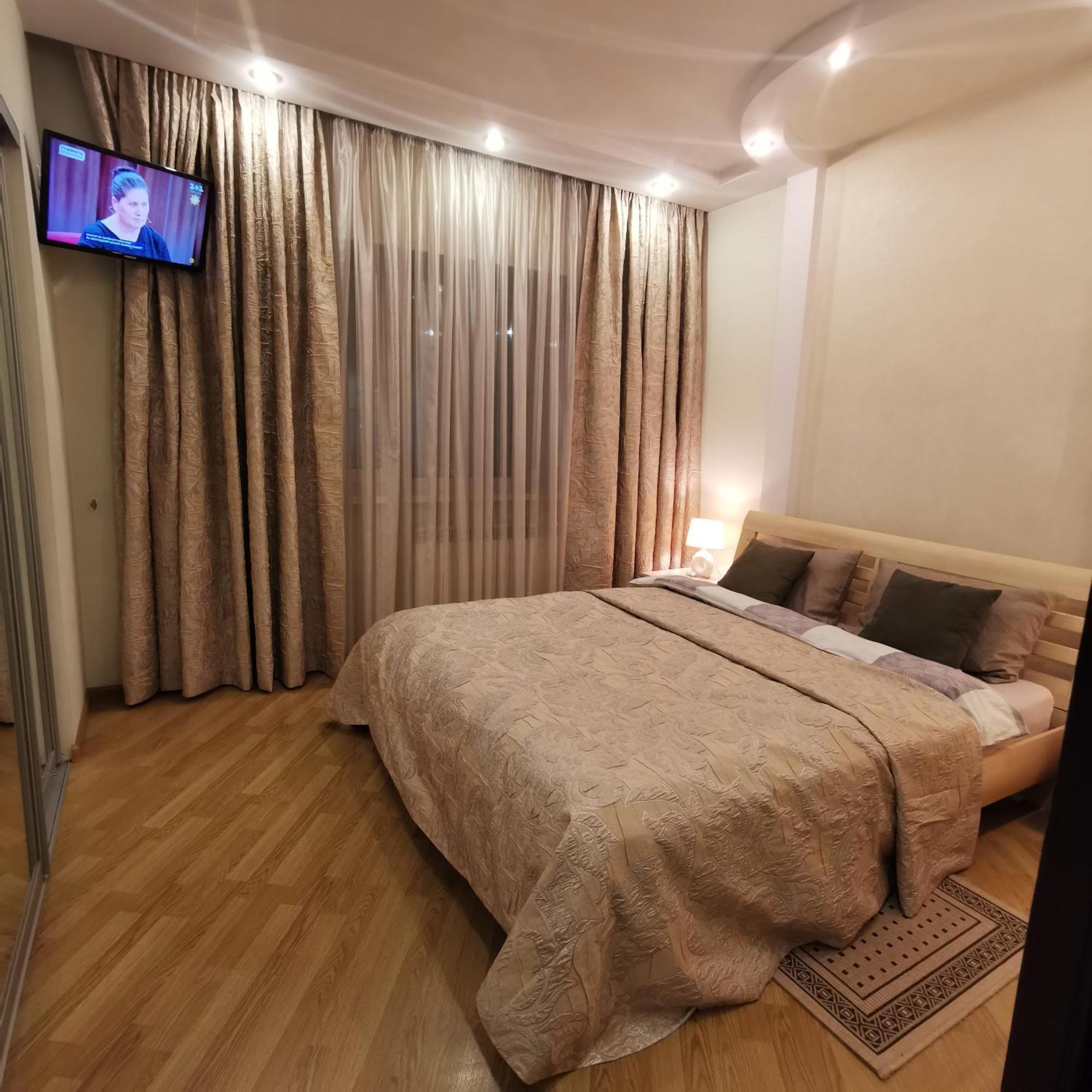 Big Apartment In Rivne Center מראה חיצוני תמונה